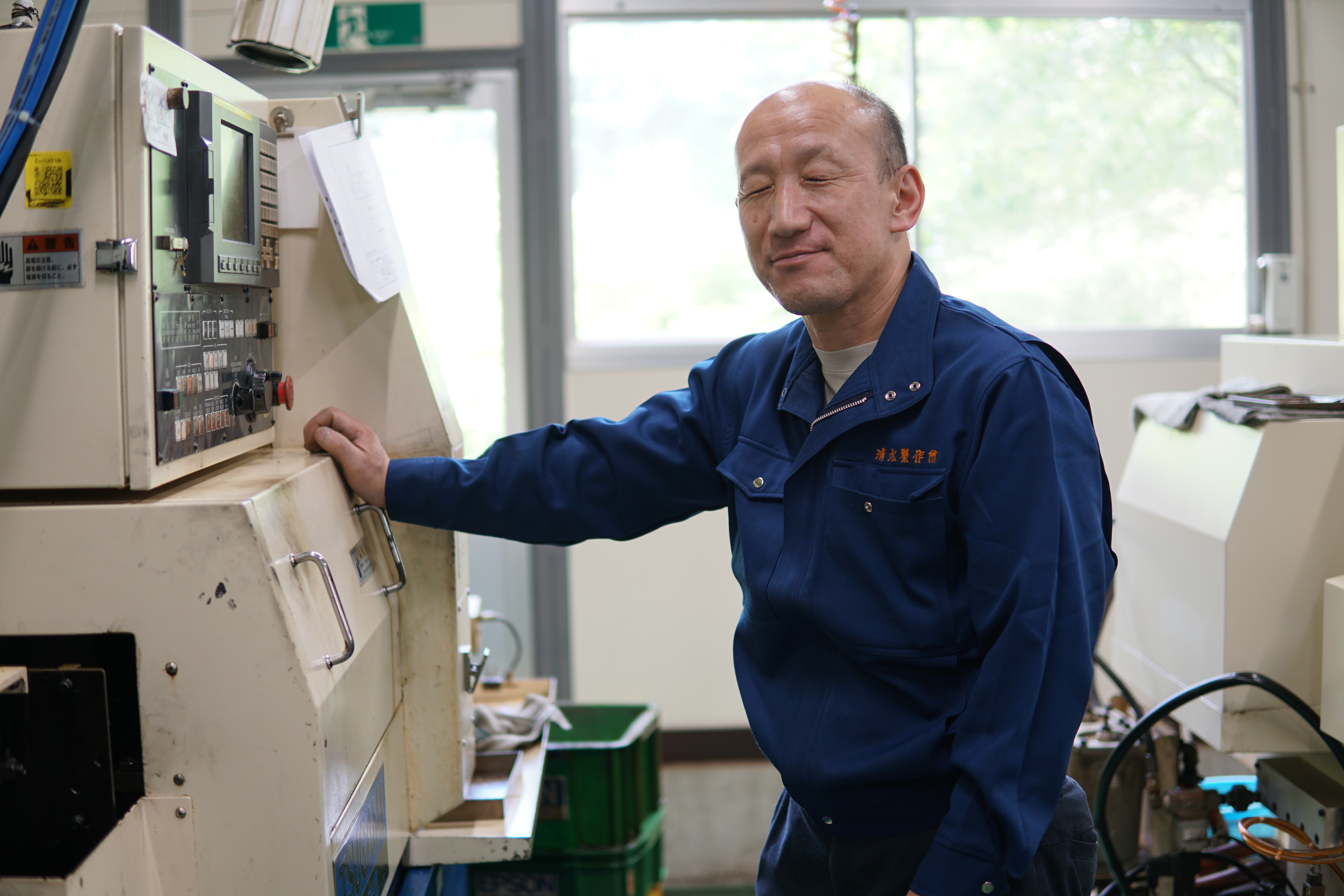稼働する工場の様子